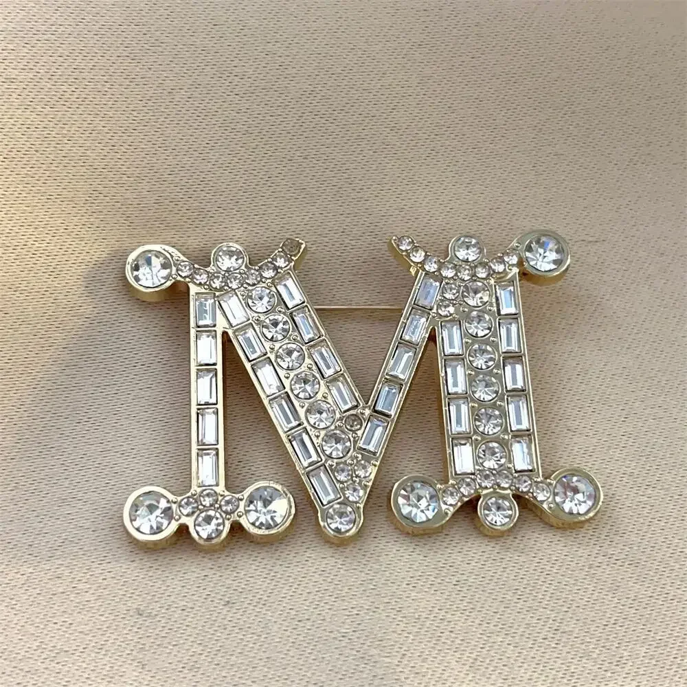 M Letter High-end Luxury Suit Jacket Brooch 2024 New Fashion Teddy Bear Brooch Diamond Mirror Polished