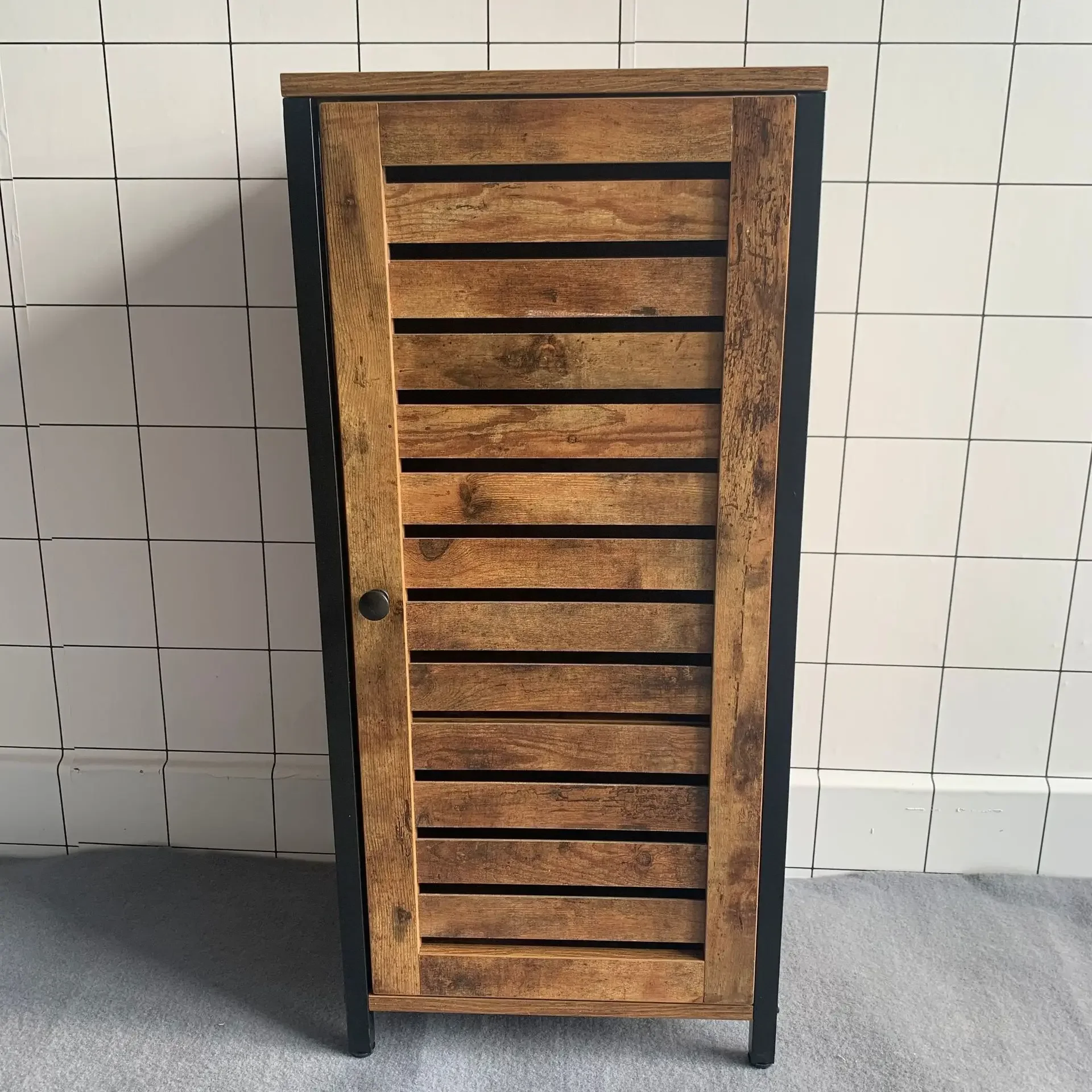 -Stehender Einzel-Aufbewahrungsschrank im Haushalt mit 3 Ablagen