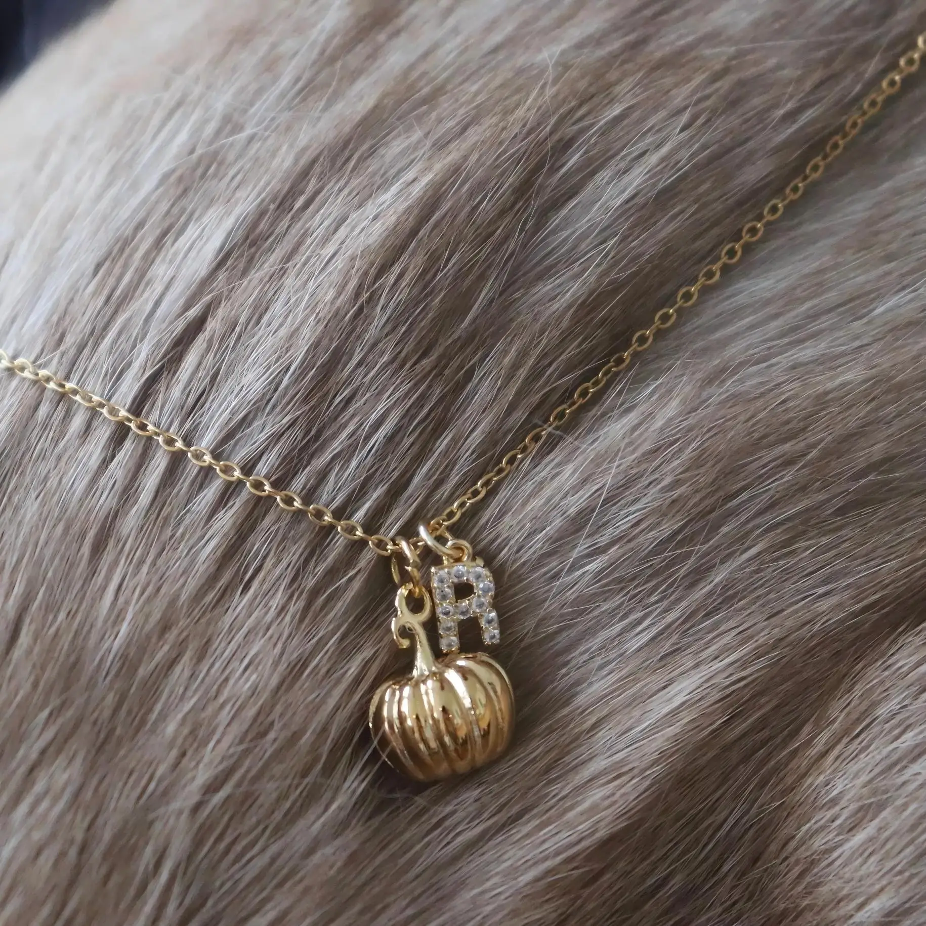 

Ожерелье с буквами на Хэллоуин, 2025 г., подвеска в виде тыквы, цирконий, позолоченная нержавеющая сталь 18 карат, роскошные персонализированные подарки унисекс