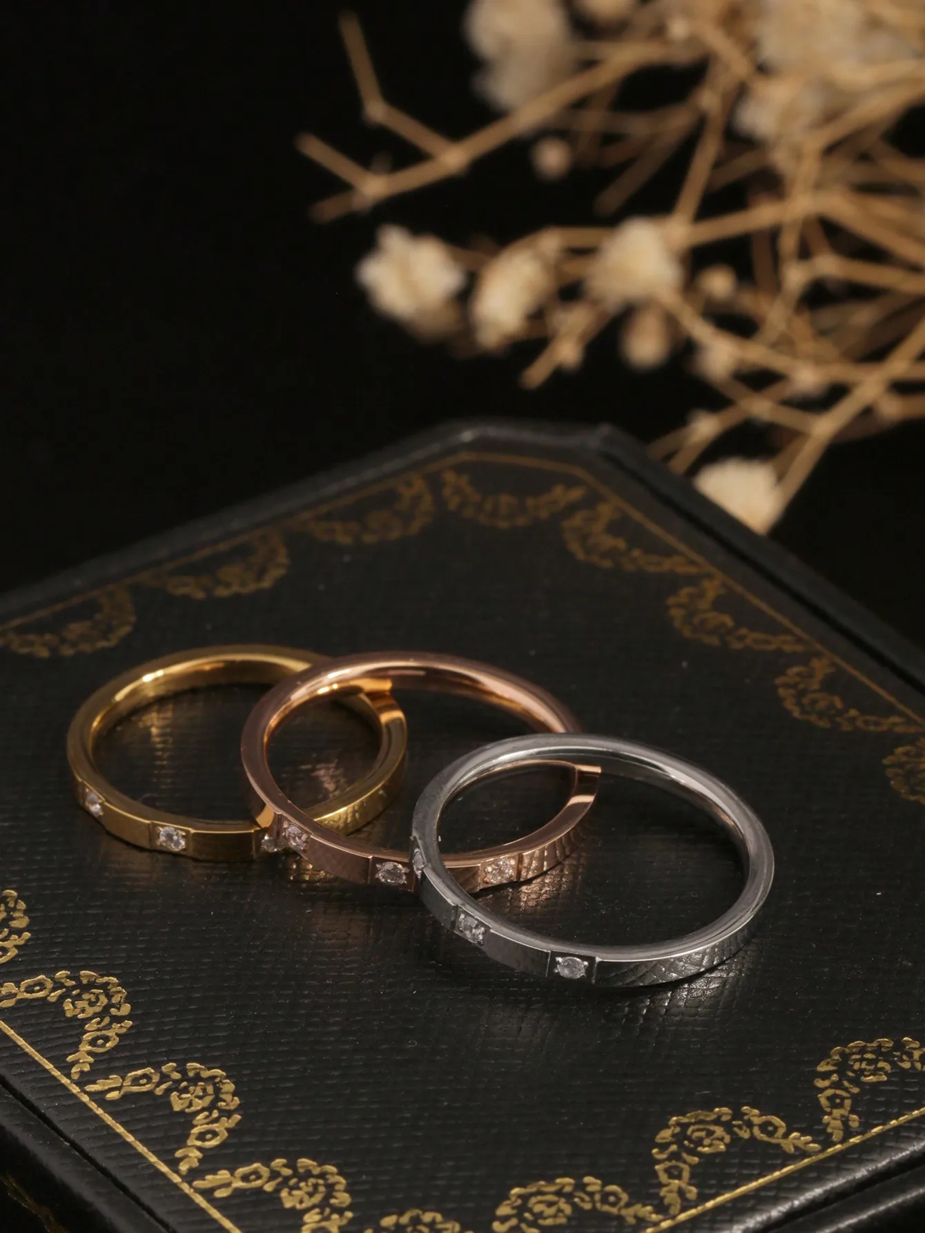 1 anillo con 3 diamantes de imitación, estilo simple y lujoso, anillo liso de acero inoxidable chapado en oro de 18 quilates, que significa que te amo, adecuado para que hombres y mujeres lo usen en la vida diaria y en fiestas, un regalo del día de San Va