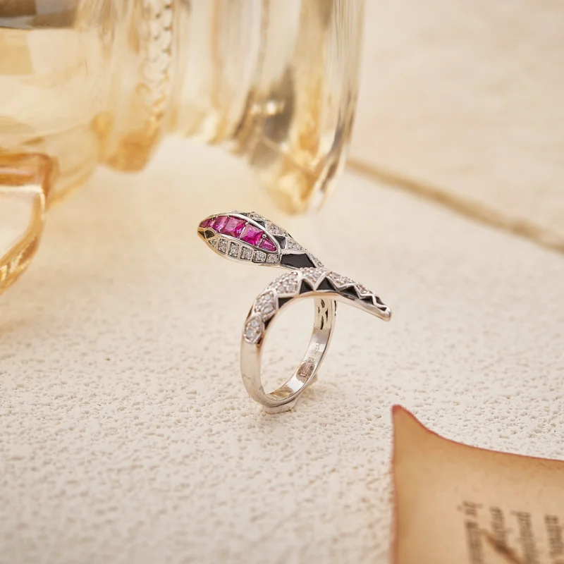 أوروبا أمريكا أزياء نمط خاتم المرأة سيدة البطانة الملونة مكعب الزركون مطلي الذهب الأسود المينا الثعبان Snakelike خواتم