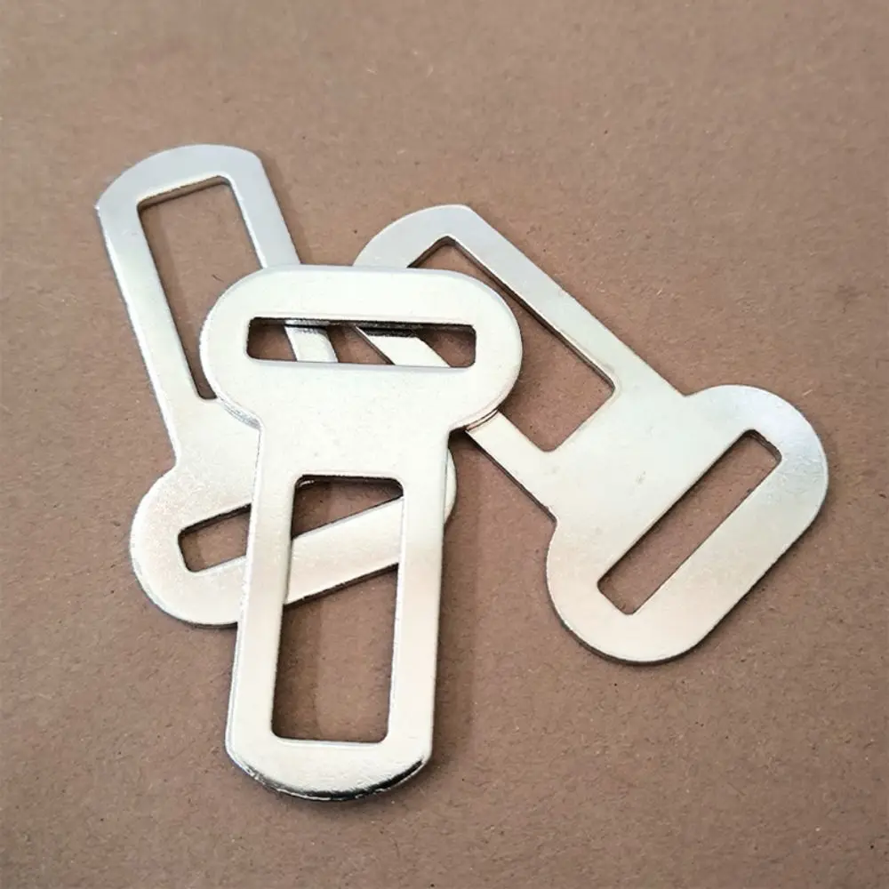 4 Stück Metall-Sicherheitsgurtadapter, Robuster Eisen-Sicherheitsgurtclip, Dicker, Leicht zu Installierender Sicherheitsschnalle-Einsatz für Haustiere – Detail 4