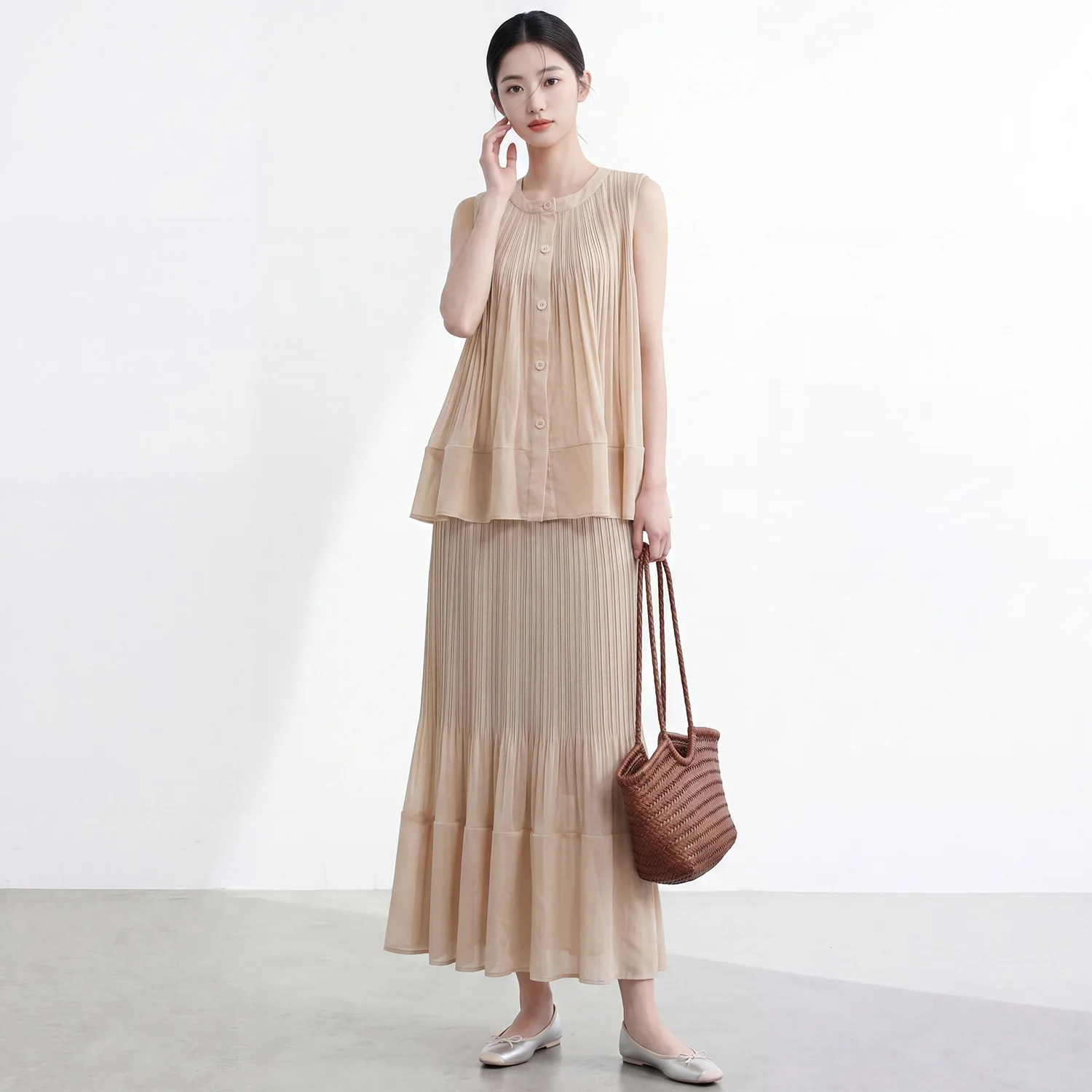 Miyake Chuxia's unique and stunning two-piece set: sleeveless T-shirt and loose fishtail skirt, perfect for a vacation look.