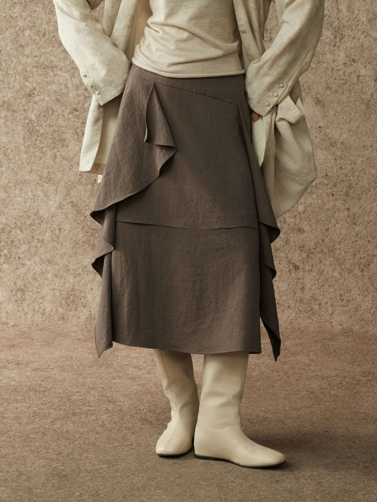 

Асимметричная юбка А-силуэта Alpa Lew Tidal Ruin Aesthetic Sand Waed Worn из шерсти, хлопка, ацетата и лиоцелла с эффектом потертости и сборками