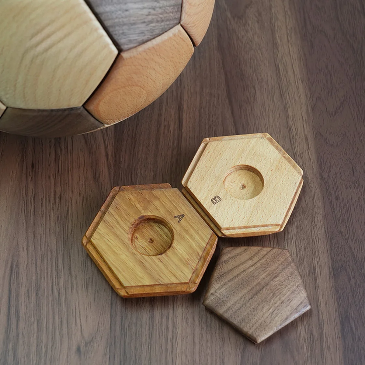 Solid wood football desktop ornaments，Football model，gift，Team souvenir，Micromodel，22cm