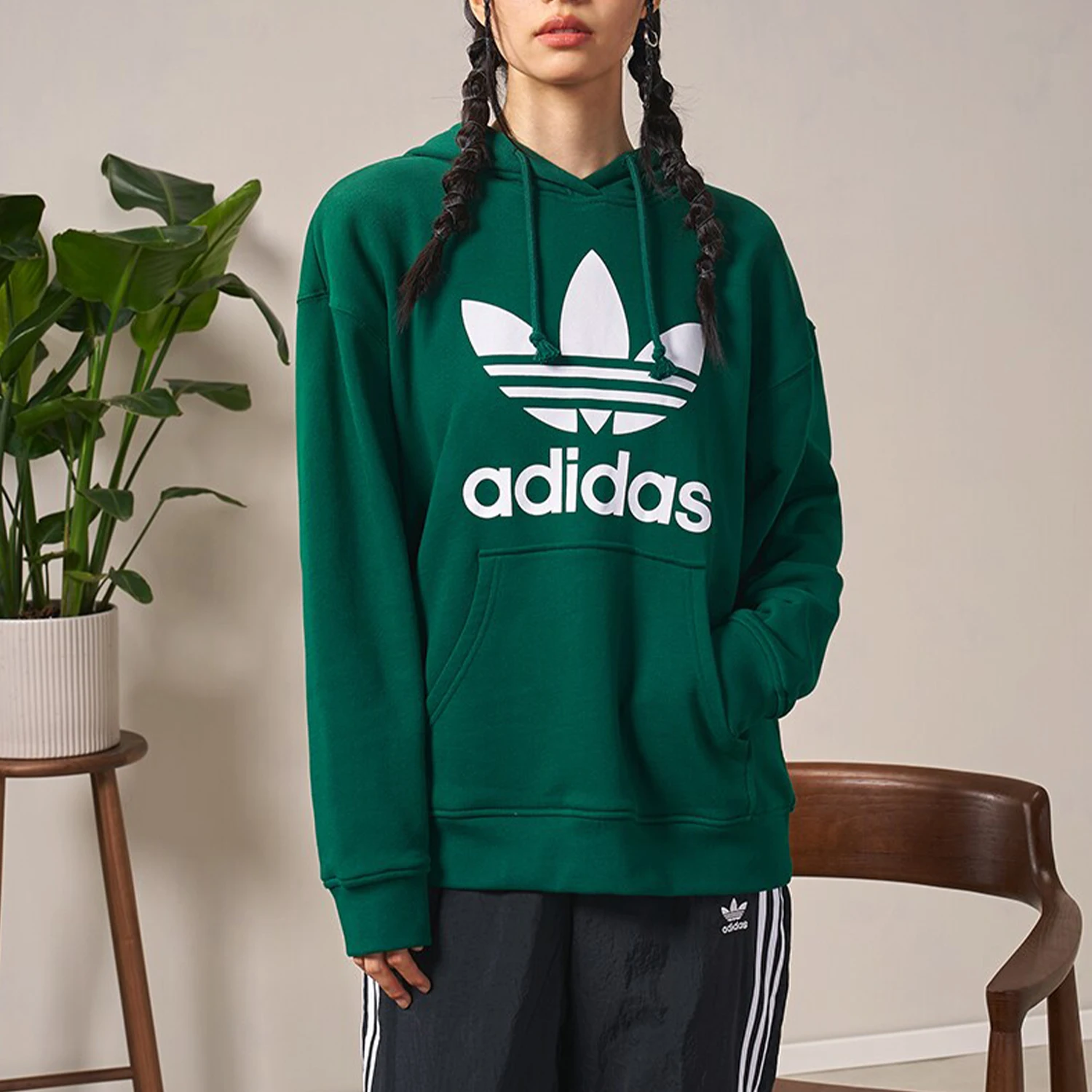 

Оригинальная женская спортивная толстовка Adidas с логотипом клевера IB7433