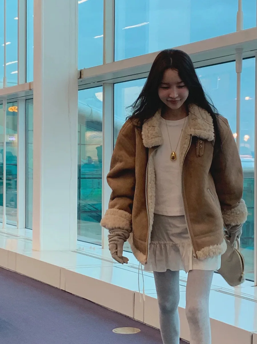 Calore e Stile: Giacca da donna in finta pelle scamosciata con pelliccia sintetica, design integrato, casual, comoda, cappotto corto con dettagli a zip, in poliestere