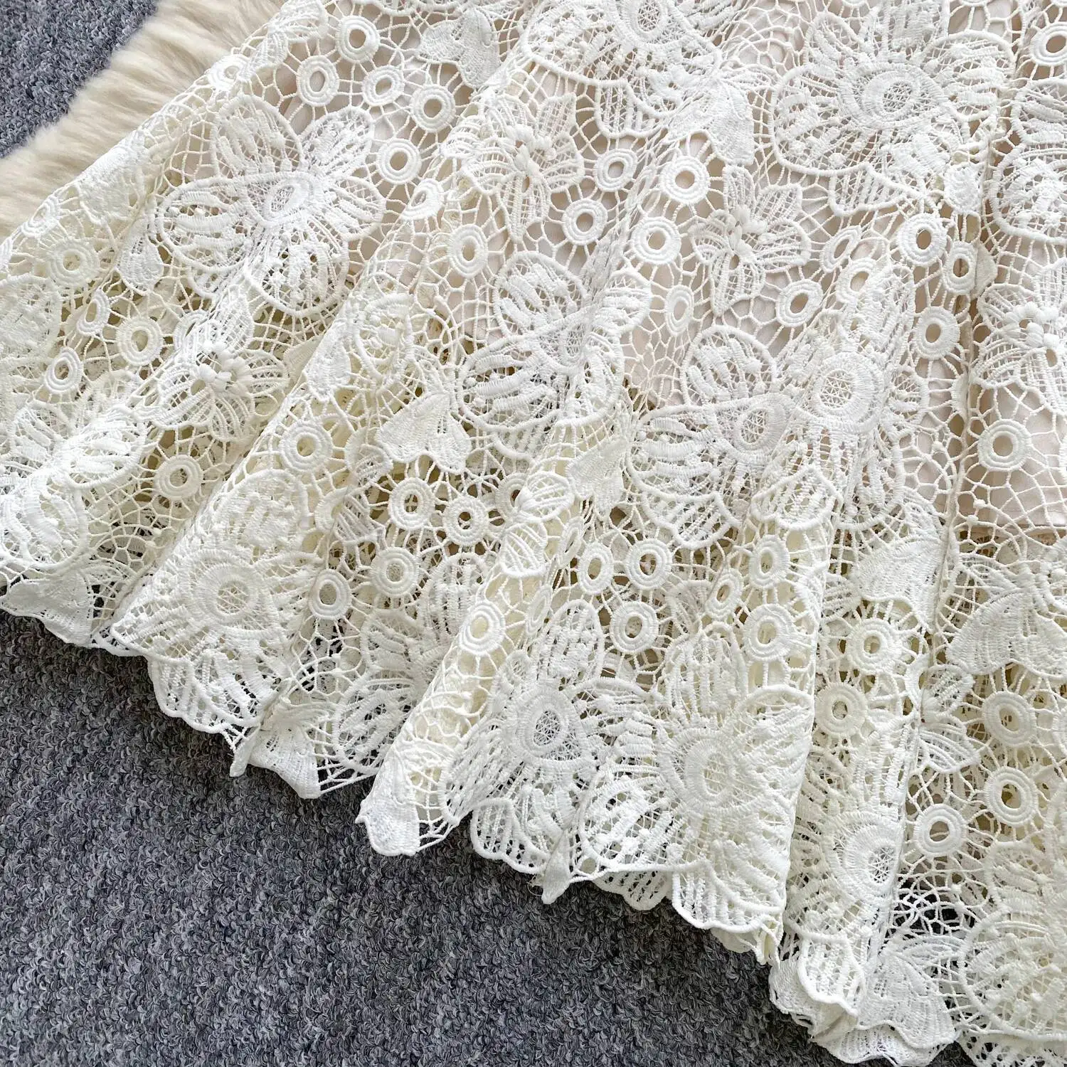 เดรสทรงเมอร์เมดแขนสั้นลูกไม้ฉลุลายดอกไม้สไตล์วินเทจเซ็กซี่เข้ารูป ชุดเดรสฤดูร้อนสุดชิคสำหรับวันพักผ่อน เสื้อผ้าผู้หญิง