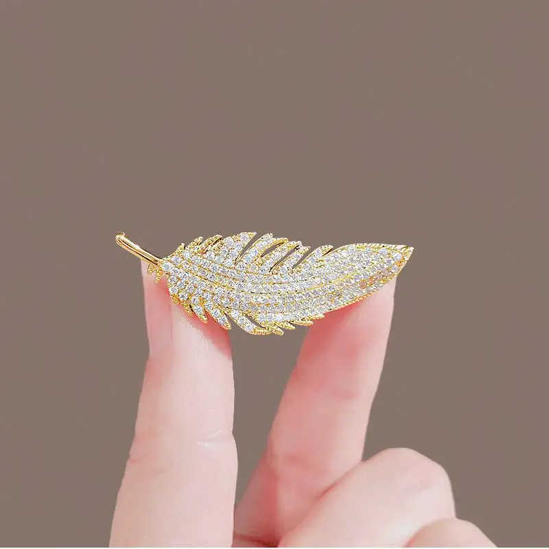 2024 Fashion New Temperament Brooch Sales Niche Suit Crystal Feather Brooch Anti Glare Design Sense Accessories Wholesale Women