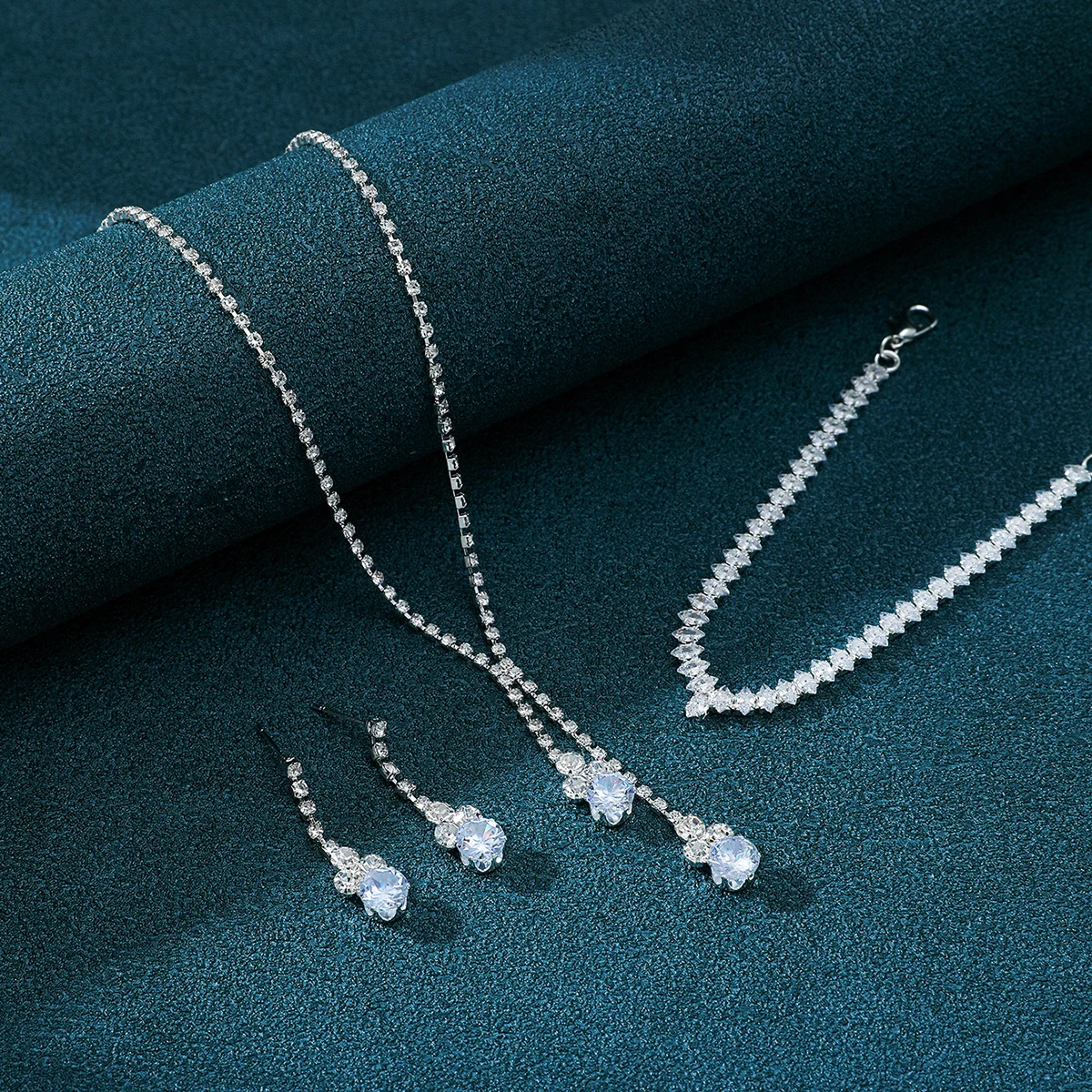 Set di gioielli da sposa: collana, orecchini, bracciale elegante e minimalista con strass e zirconi per matrimoni, banchetti e feste