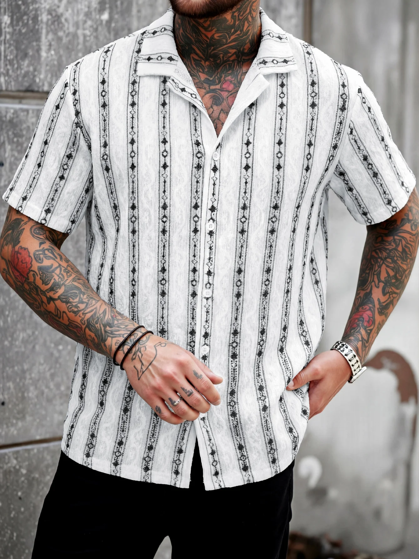 

Summer lightweight men's fashion casual knit jacquard crew-neck shirt in black and white vertical stripes