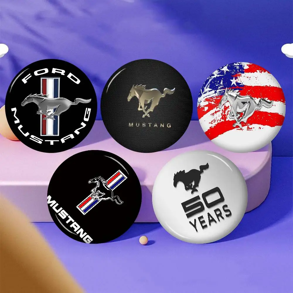 Broche de hojalata hecho a mano con icono de figura de anime de 58 mm para coche Ford Mustang, ideal para mochilas, ropa y como adorno de pecho, regalos