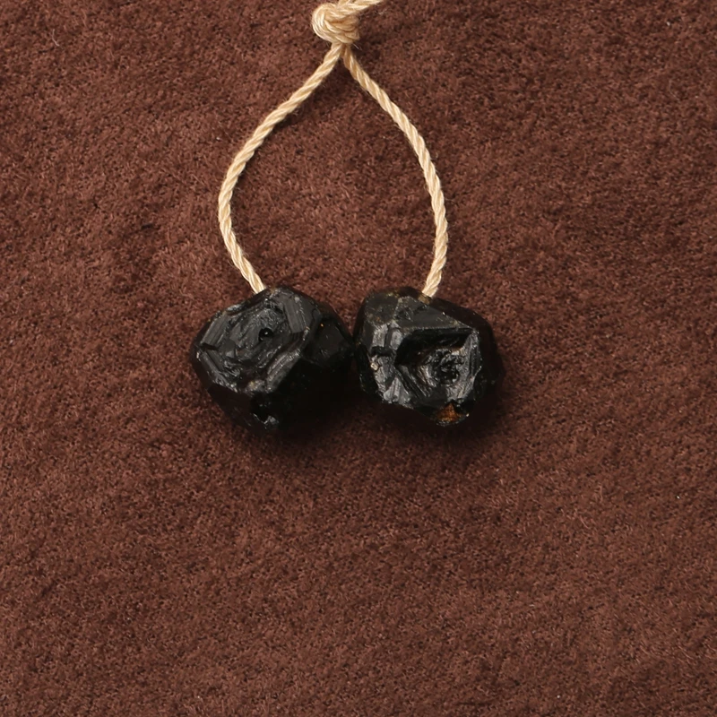 

Natural Stone Garnet Nugget Earrings Beads Jewelry Making Accessory for Women 12x11x9mm 4.1g