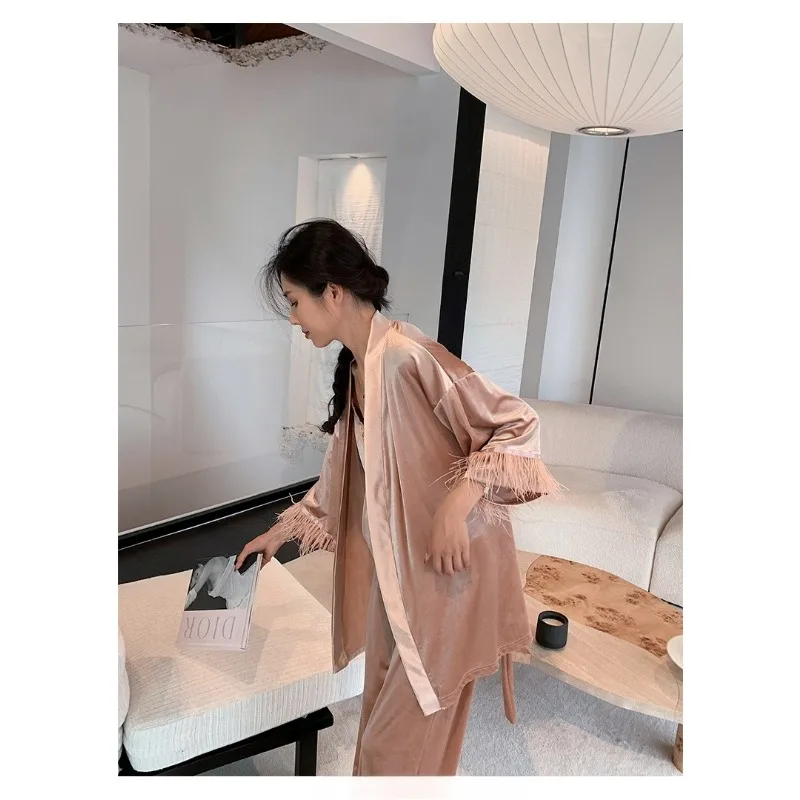 بيجامة نسائية مخملية ذهبية للخريف والشتاء سراويل مثيرة بحمالات ثوب نوم مكون من ثلاث قطع ملابس منزلية من فراء النعام