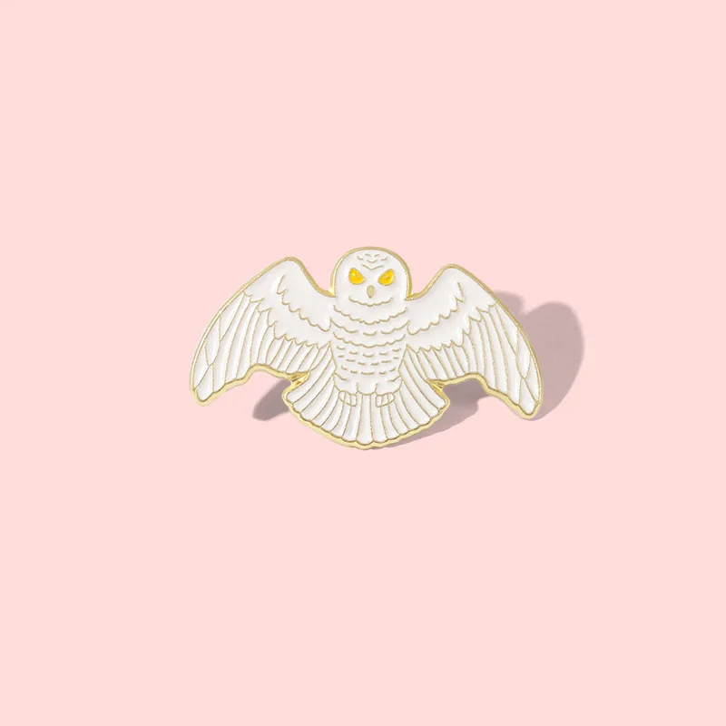 Hedwig Enamel Pins Custom Magic Movie Bird Messager Brooches Lapel Badges Animal Fans Jewelry Gift for Kids Friends