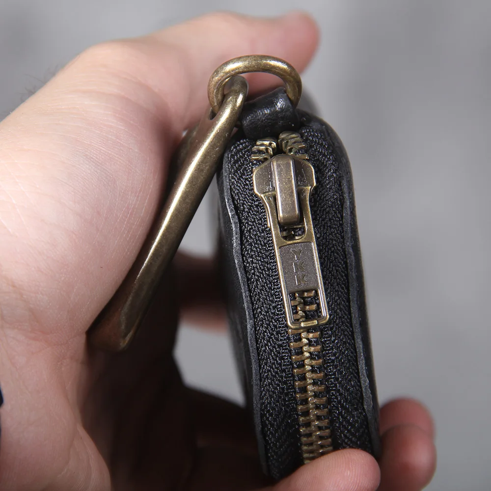 S.WORKER Handgefertigtes Echtleder-Schlüsseletui aus Vollnarbigem Rindsleder, Kartenhalter, Vintage-Schlüsselanhänger mit Messingschnalle – Detail 20