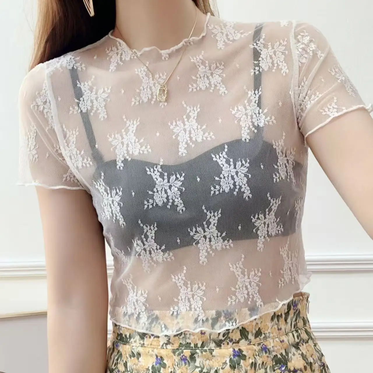 Kurzärmeliges T-Shirt mit Holzohren-Spitzenkante und hohlem Spitzenmuster, Damen-Trägerrock mit Anti-Licht-Effekt, kurzes Oberteil aus Eisseiden-Mesh – Detail 5
