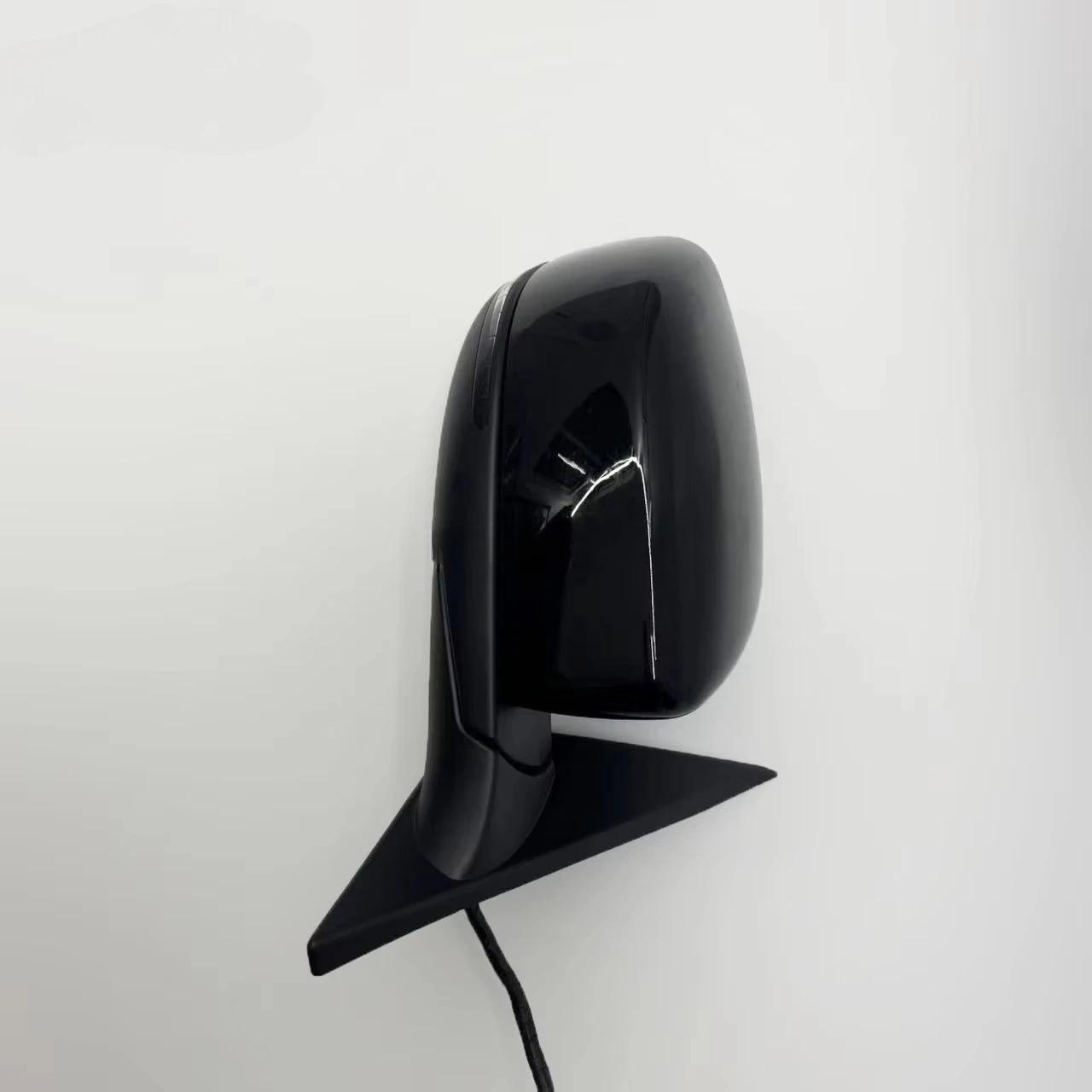 Heating and Folding Function for the Side Mirror Lenses of the Ghibli Model, Applicable From 2013 to 2025.