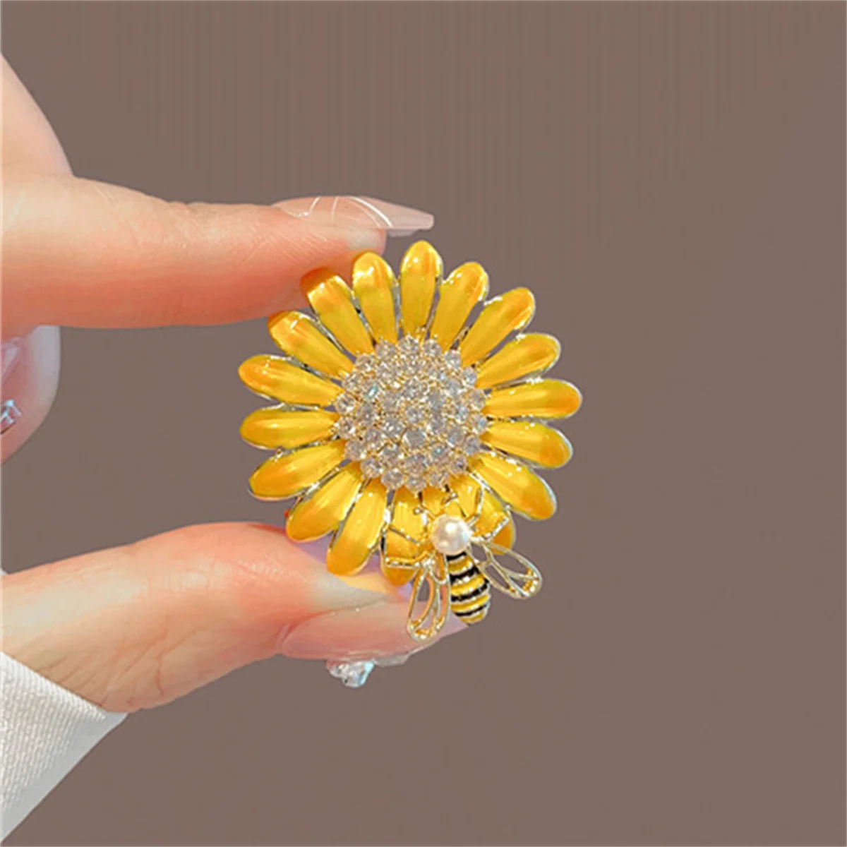 

1Pc Charm Enamel Sunflower Bee Brooch Korean Fashion Pin Personalized Creative Jewelry Accessories Party Banquet Birthday Gift