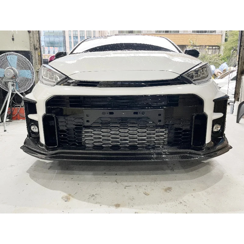 

Горячая новинка: накладка на передний бампер из карбона, крепление на винтах, 2020-2024