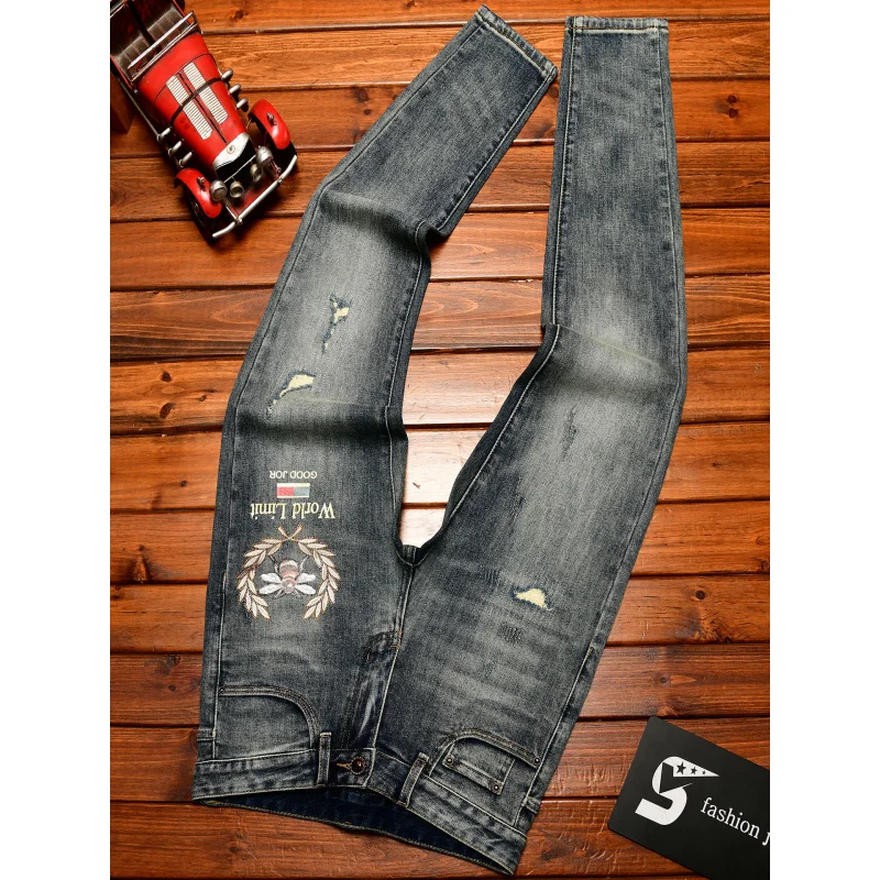 

Легкие роскошные мужские джинсы высокого класса с вышивкой и рваными дырками, маленькие ноги, осенние повседневные трендовые брюки