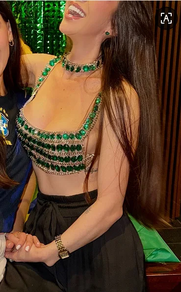 Damen-Crop-Top in Grün mit Strasssteinen, quadratischem Ausschnitt, ärmellosem Design, glitzernden Perlen, als Karnevalskostüm, Konzerttop oder für den Nachtclub. – Detail 2
