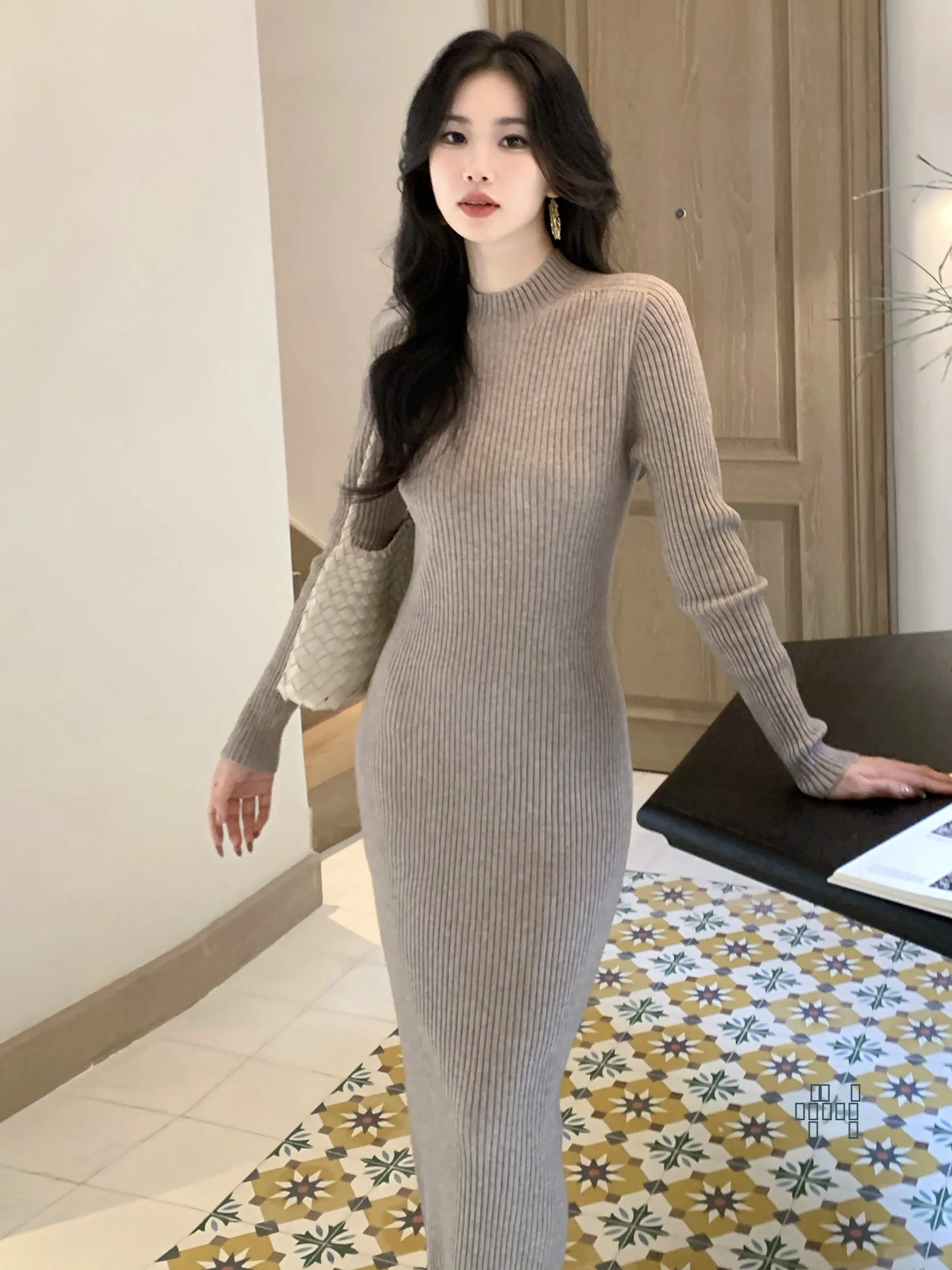 

Приталенное трикотажное платье-миди с запахом, однотонное, универсальное, с высокой талией, длинными рукавами