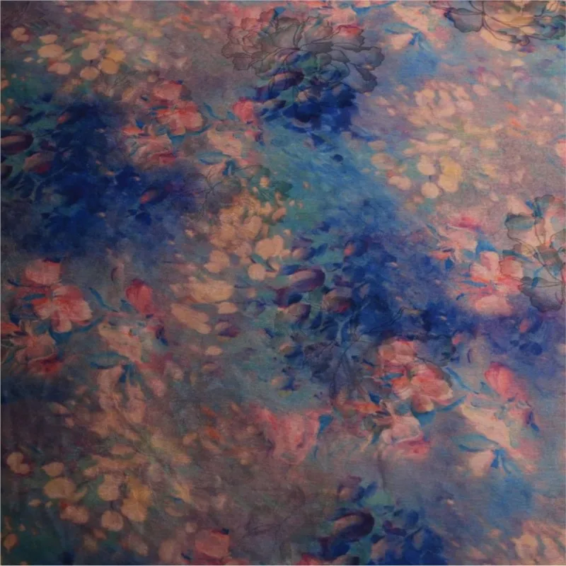 

Xiangyunsha clothing fabric is a heavyweight small cheongsam dress embroidered with tie-dyed patterns