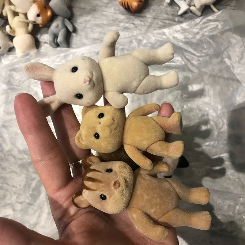 Figuras de animales de la familia del bosque para niños, 1 piezas, conejo, oso, perro, estatuilla flocada peluda, modelo de Animal, juguete para niños, defectos de fábrica