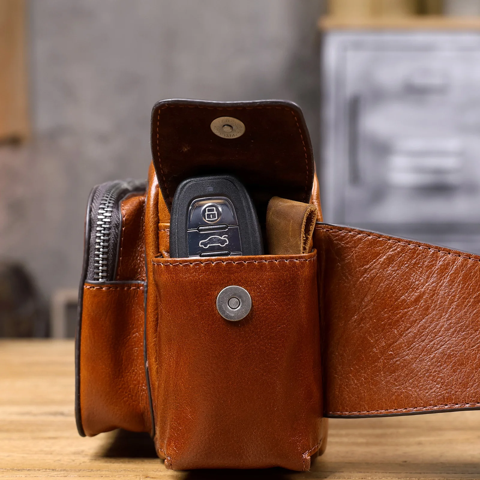 Vintage-Umhängetasche aus hochwertigem, pflanzlich gegerbtem Echtleder für Herren, modische Schultertasche, Motorrad-Umhängetasche – Detail 14