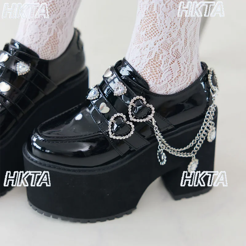 

Японские туфли Mass Produced в стиле Лолиты со стразами и цепочкой для любви на толстой подошве, черные женские туфли-маффины с круглой головкой и квадратным каблуком