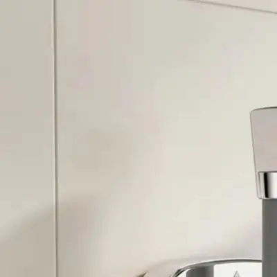 Drill Free Shower Head Holder with 70 cm Telescoping Arm and Secure Suction Base for Wet Bathroom Environments