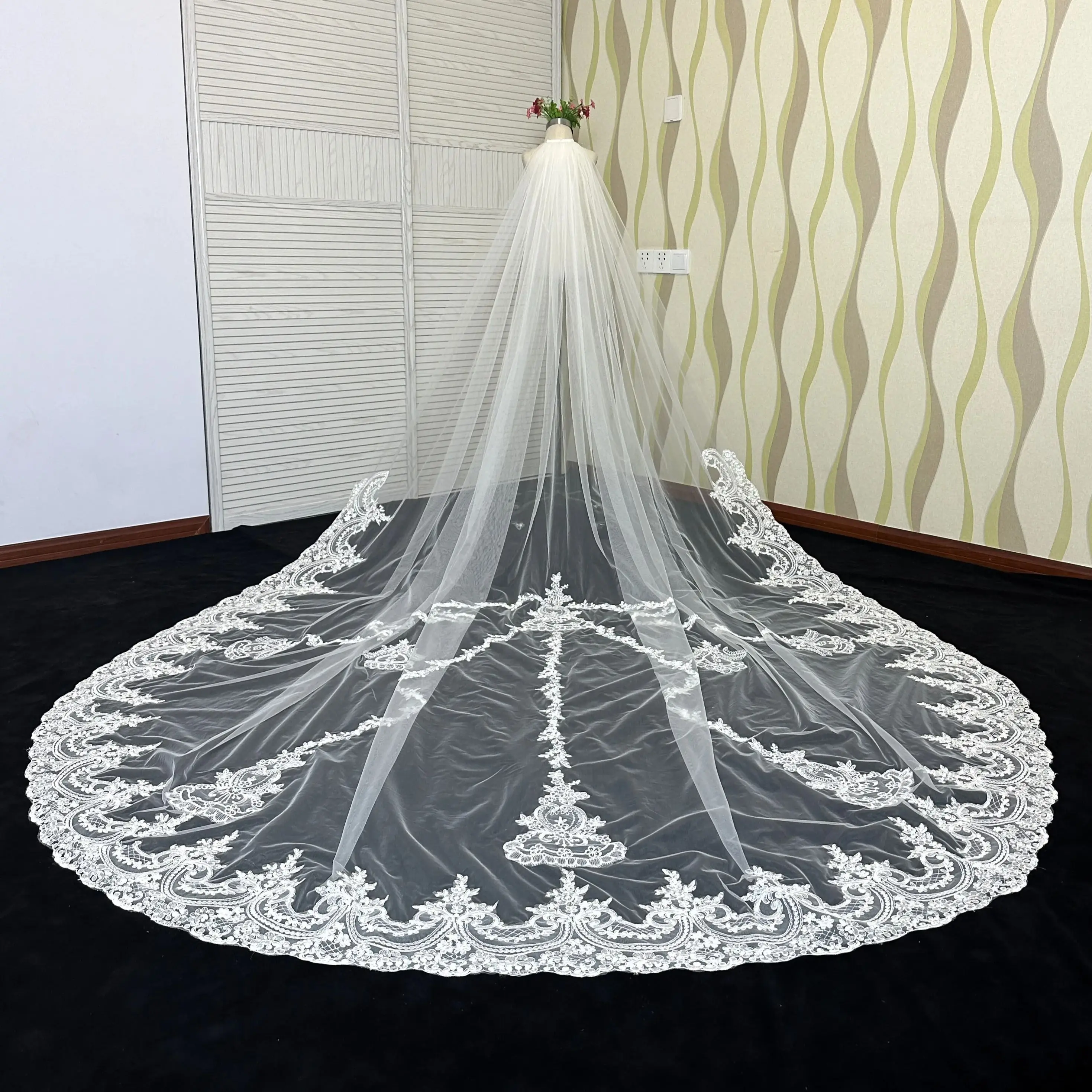 New Arrival Long Lace Wedding Veil 3 Meters Cathedral Bridal Veil with Comb High Quality White Ivory Veil Bride Accessories