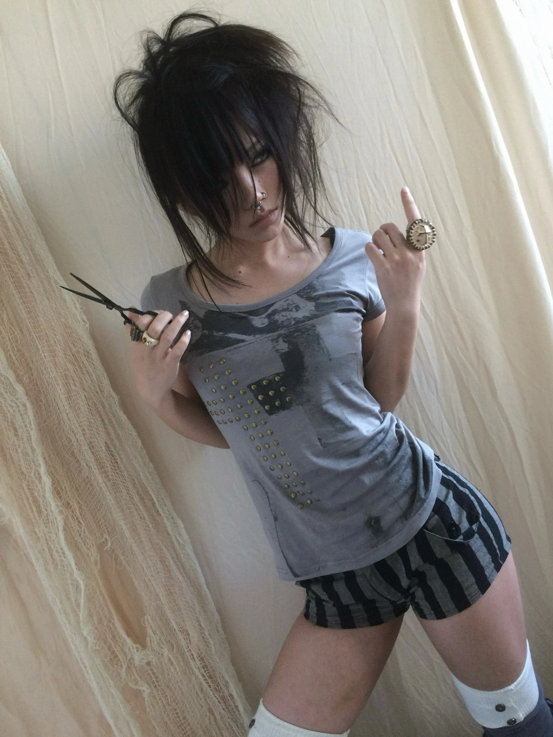 Karrcat Trashy Y2k T-Shirt mit Nieten-Print, Grunge-Ästhetik, kurzärmeliges graues Top, Vintage-Punk-Streetwear, amerikanischer Retro-Gothic-Stil der 90er Jahre – Detail 3