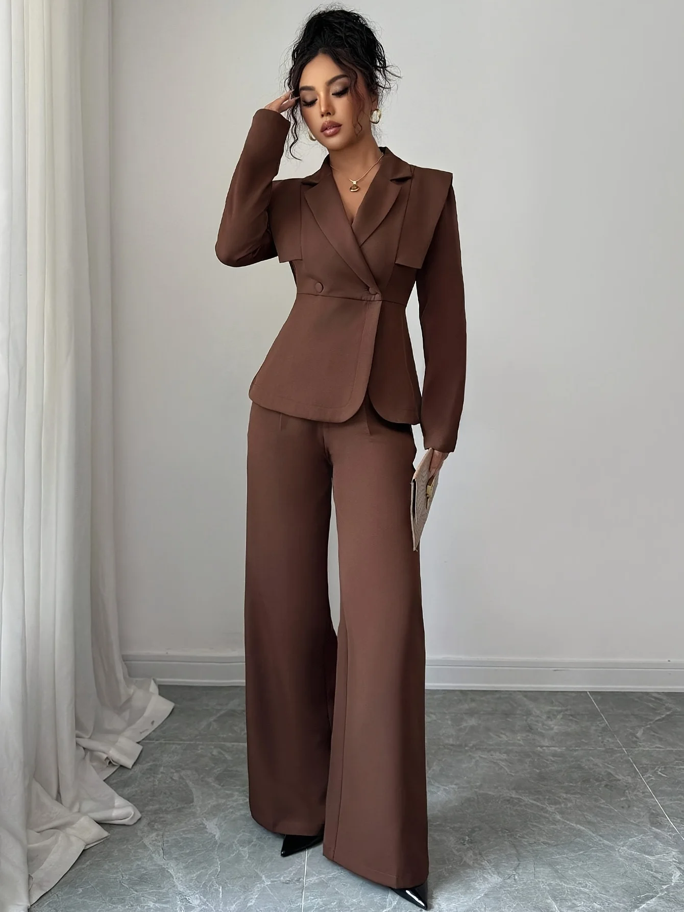 Traje casual elegante para mujer, con una camisa cruzada con solapa y pantalones con cintura elástica, perfecto para el trabajo.