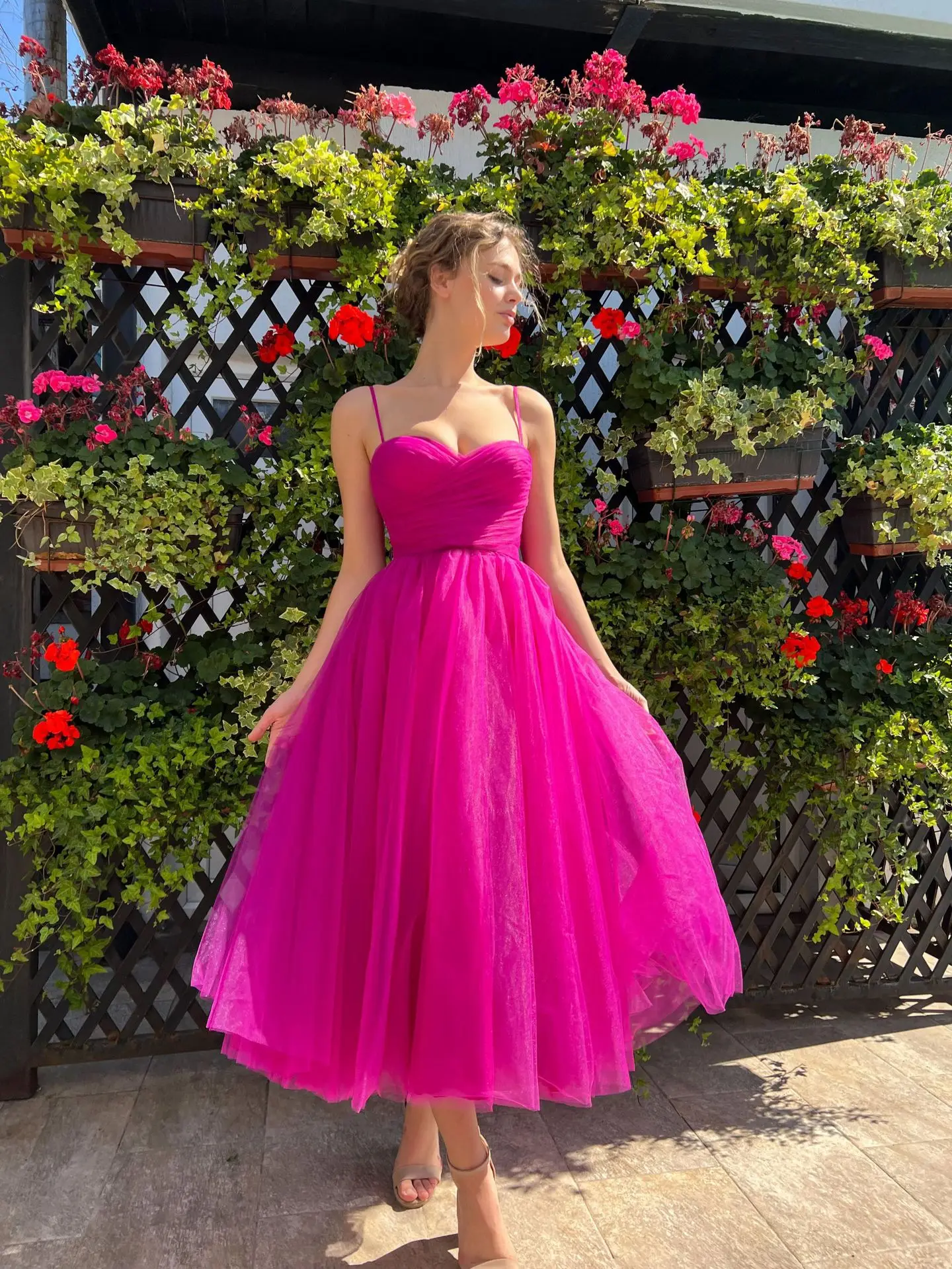 

Women's Solid Color Spaghetti Strap Tulle Midi Dress Sweetheart Neck Ruched Bust Flared Gown Elegant Outfit For Proms Parties