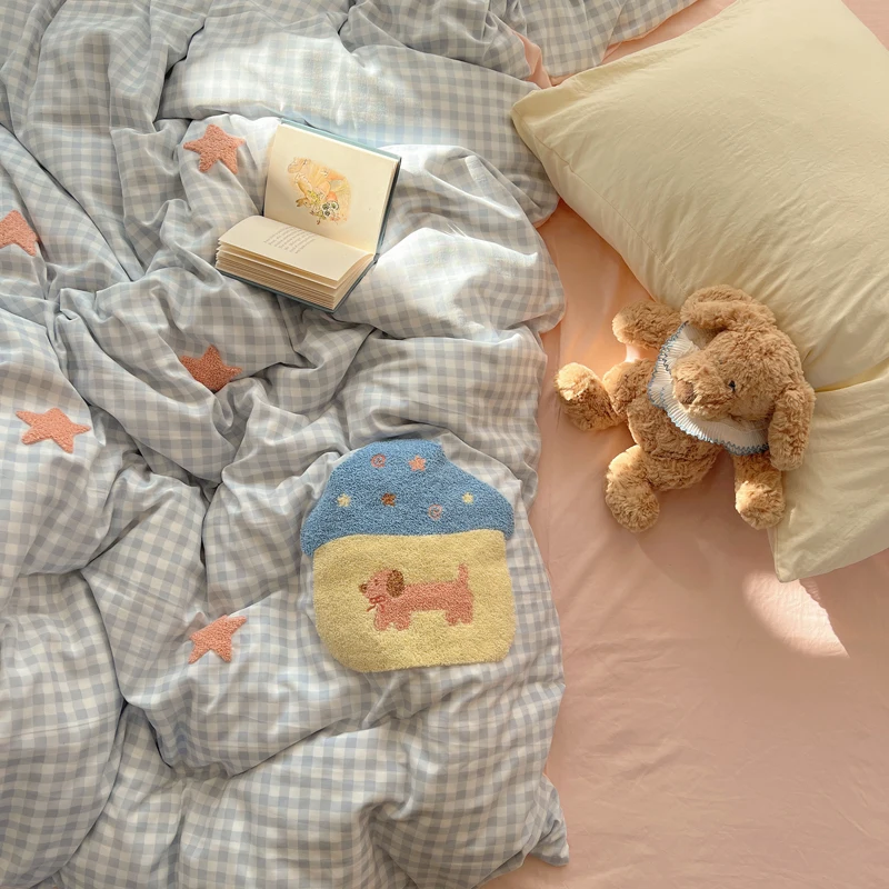 2025 جديد موسم الطالب غطاء لحاف منشفة مطرزة لينة 4 قطع مجموعة عارية النوم غسل القطن بلون مدقق الفراش