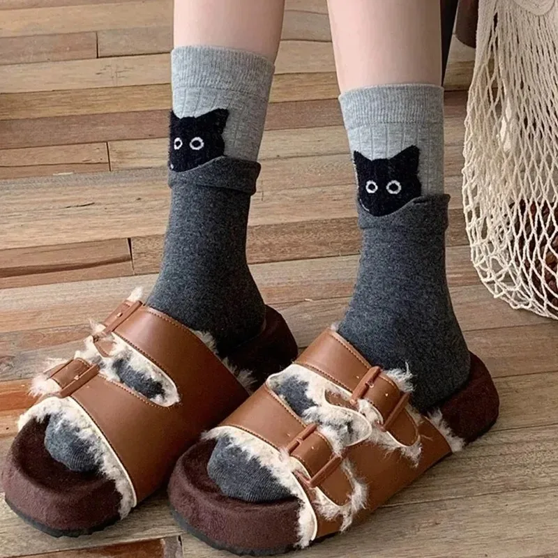ถุงเท้าข้อกลางลายการ์ตูนแมวน่ารักสำหรับฤดูใบไม้ร่วงและฤดูหนาว เหมาะสำหรับผู้หญิงและผู้ชาย สไตล์ฮาราจูกุ ลายแมวดำ ผลิตจากผ้าฝ้าย อุ่นสบาย ใส่ในบ้าน ของขวัญสุดน่ารักสำหรับคู่รัก