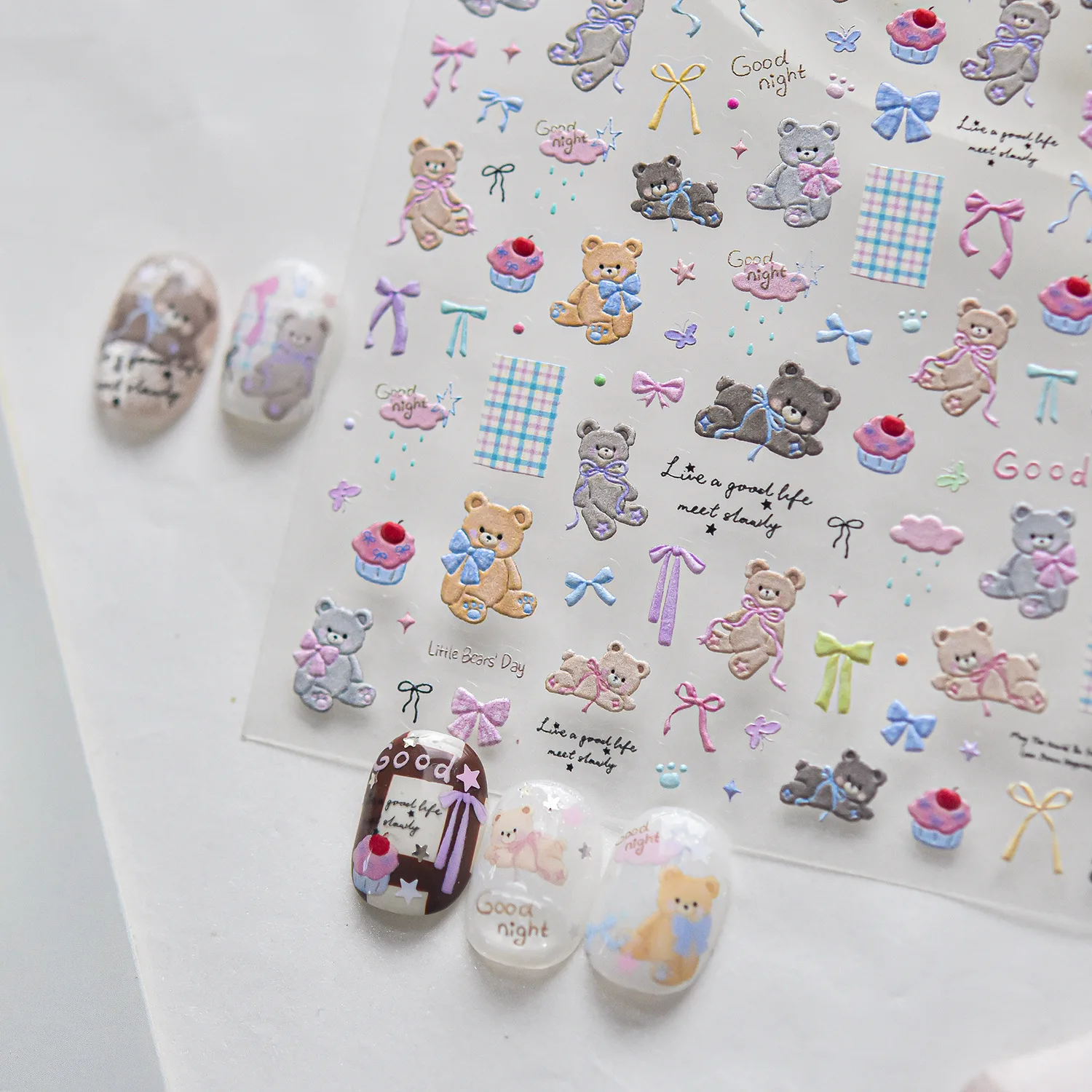 Niedliche Schleifenbär-Farbbänder, karierte quadratische Cupcake-Wolken-Regentropfen 5D-Nagelaufkleber, selbstklebende Nagelsticker-Accessoires für Frauen