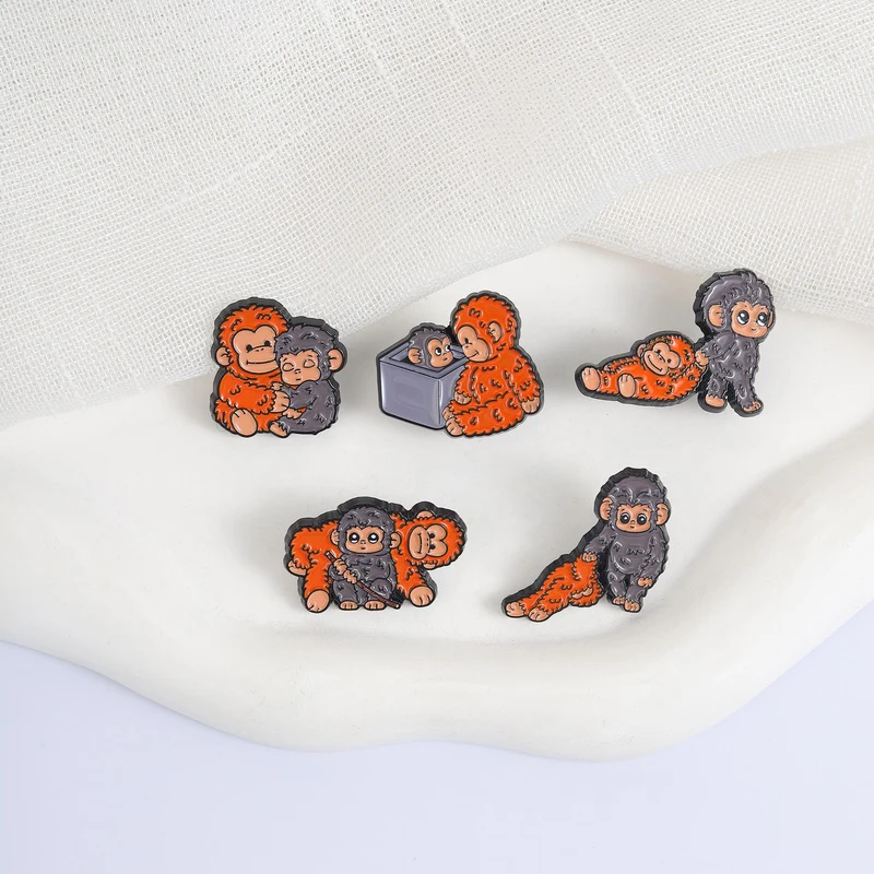 Japanische Viral Monkey Emaille-Pin- und Puppenset-Cartoon-Tierbrosche, niedliches Reversabzeichen für Rucksack- und Hutdekoration – Detail 4