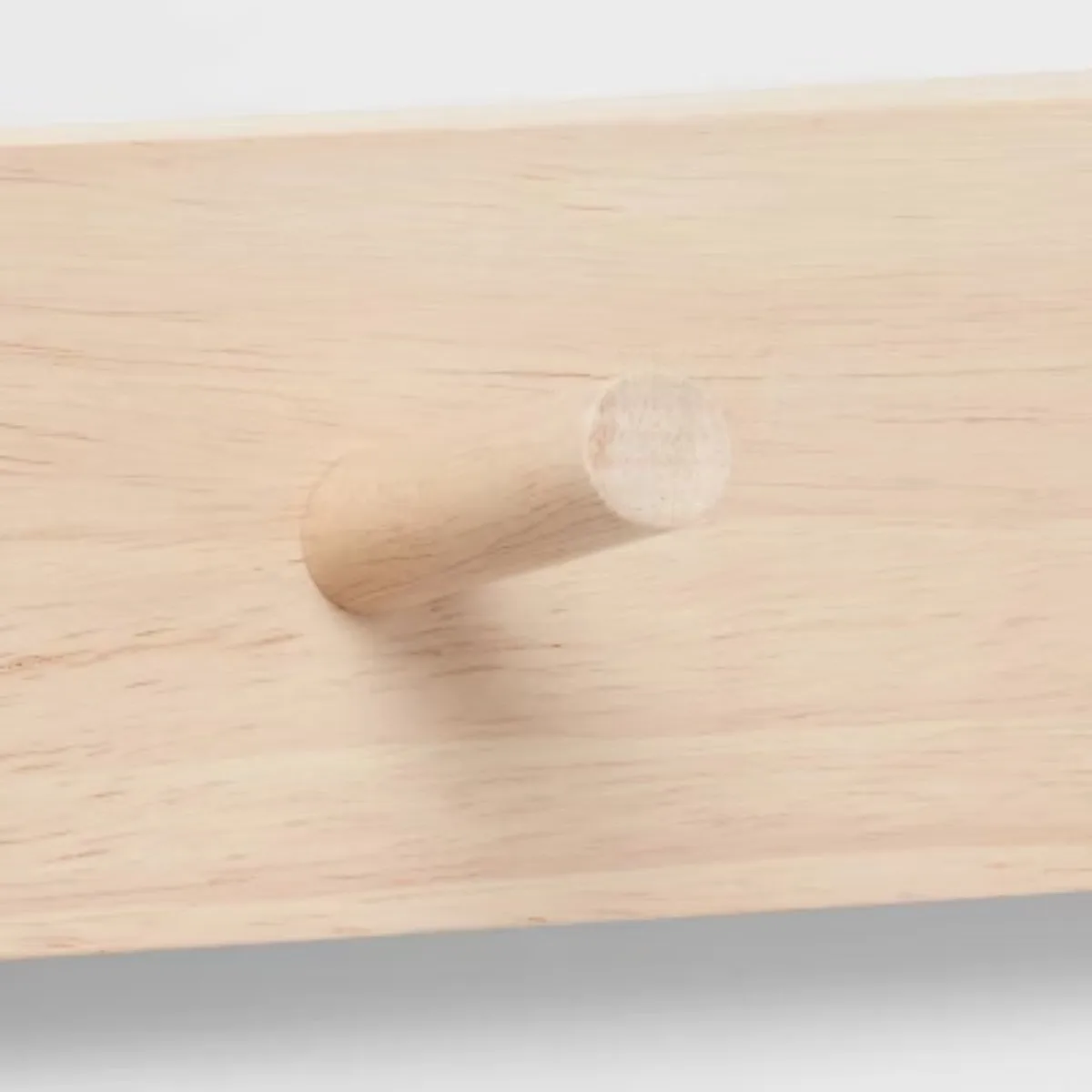 Binario in legno con 5 ganci naturale - Luminaria ™ : Gancio decorativo per montaggio a parete, legno di gomma, lunghezza 22,5", capacità 10 libbre