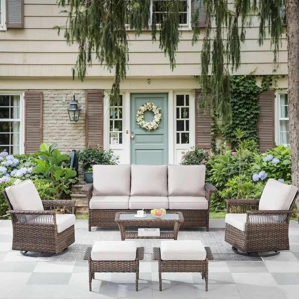 

Комплект из 2 плетеных вращающихся кресел-глайдеров с пуфиками и бежевыми подушками, коричневый плетеный диван для патио и кофейный столик, комплект для улицы из 6 предметов