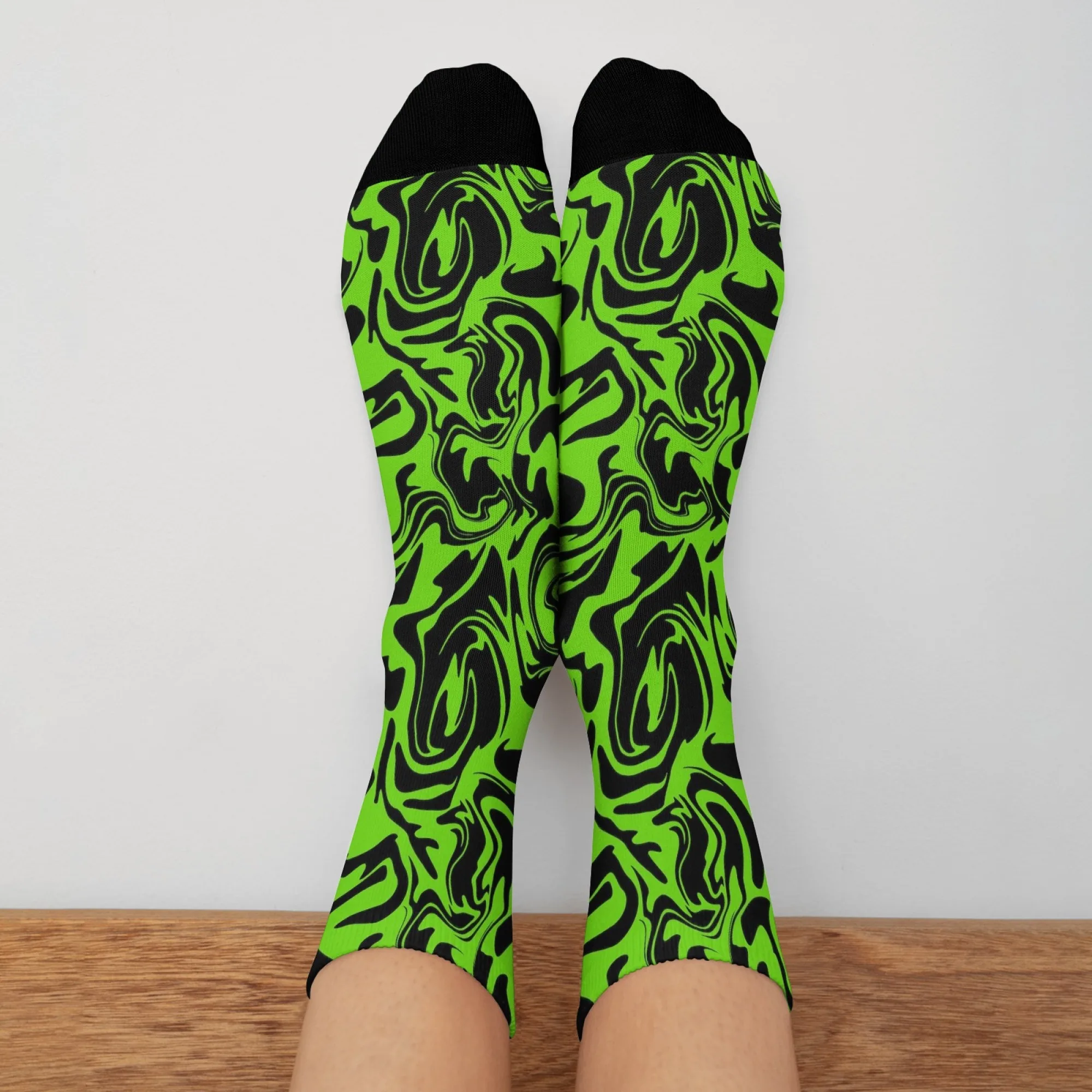 Trendige Herren-Crew-Socken mit Wirbelmuster in Neongrün und Schwarz für Streetwear-Enthusiasten und urbane Trendsetter, ideal für Outdoor oder Sport