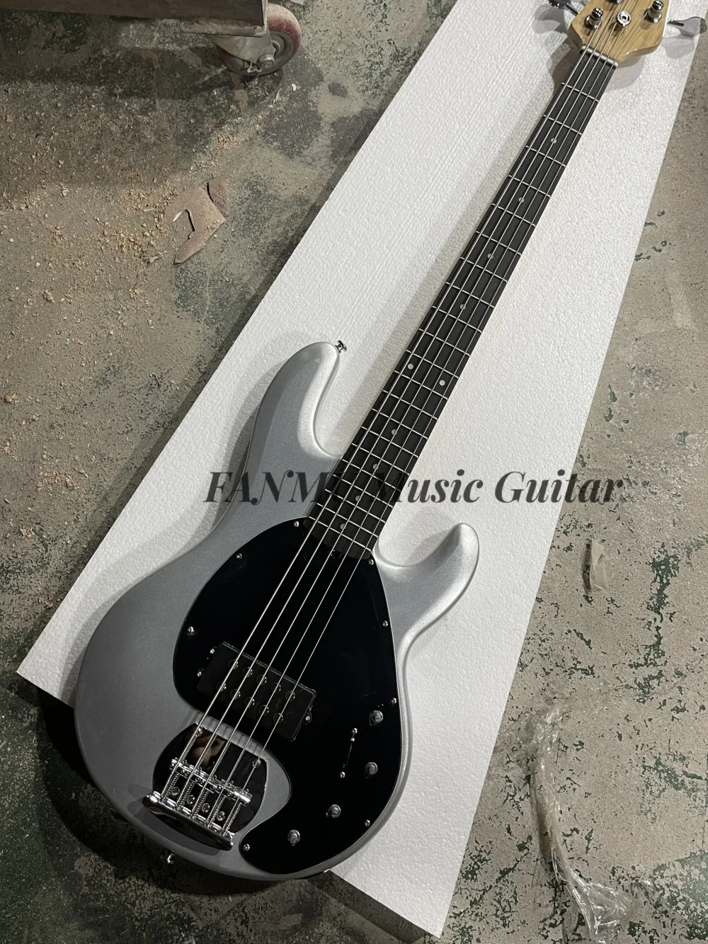 5 string silver bass guitar,fixed bridge, solid wood body rosewood fingerboard, black large guard ,H pickup
