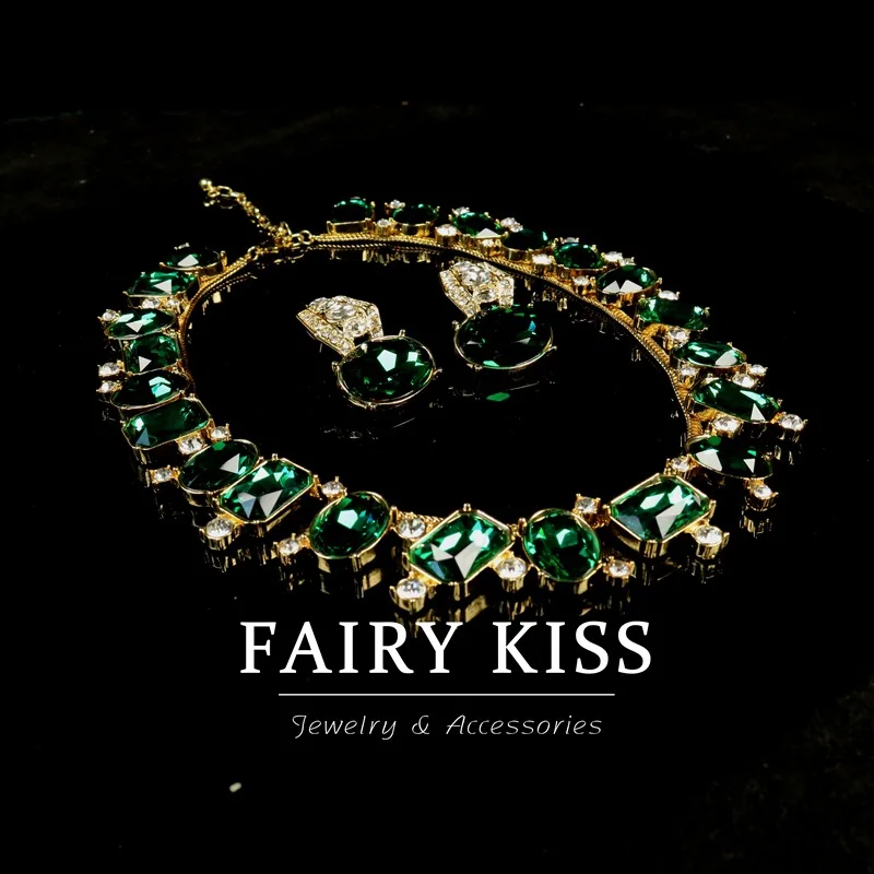 collana-semplice-sumerki-orecchini-a-lobo-strass-color-smeraldo-design-a-cubo-gioielli-atmosferici-tempestati-di-diamanti