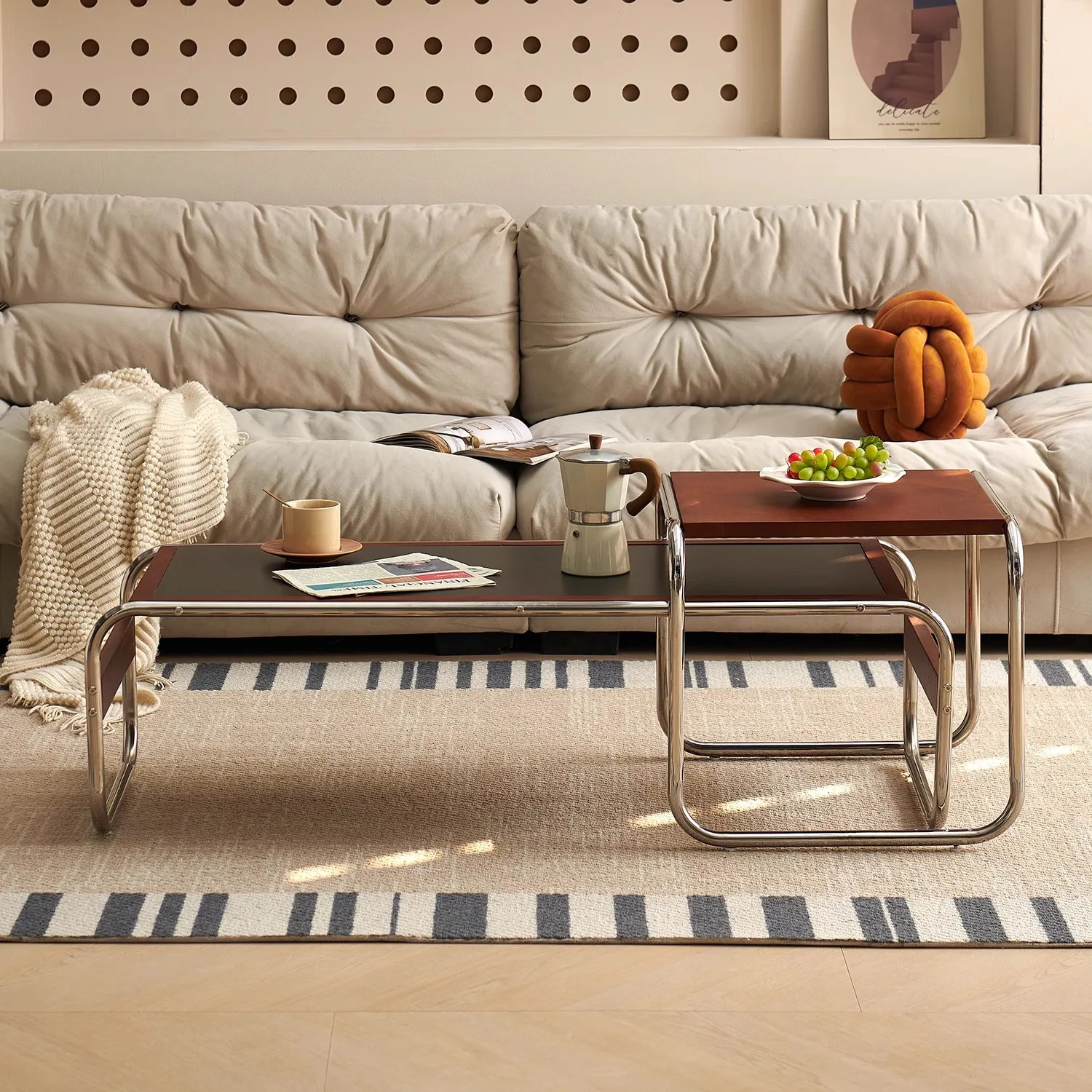 中世のレトロなティーテーブル、小さなアパートの組み合わせ、子供と母親のコーヒー、リビングルーム、中世のミニマリストのロックボードコーヒー