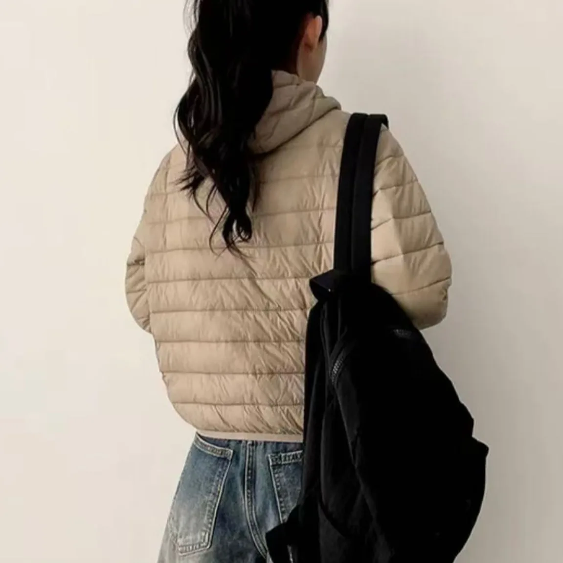 เสื้อแจ็คเก็ตขนเป็ดผู้หญิง สีขาว น้ำหนักเบา บางเบา สไตล์พัฟ ทรงสลิม ใส่เป็นเสื้อคลุมด้านใน มีฮู้ด เหมาะสำหรับใส่เดินทาง ทรงเข้ารูป