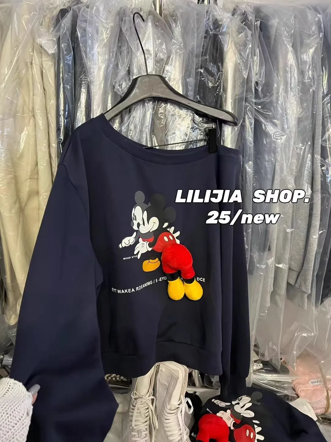 

Модная женская толстовка с мультяшным принтом Микки, повседневная, с открытыми плечами, свободного кроя, длинный рукав, осенняя новинка, в стиле Донгдамун