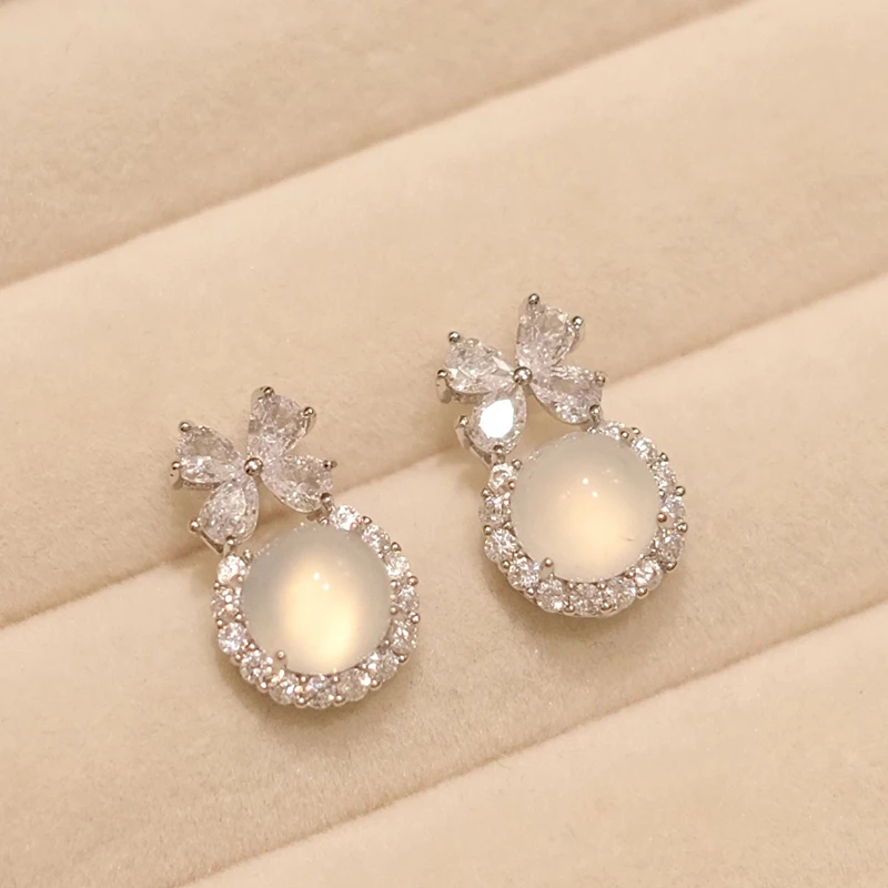 Huitan Romantische Schleifen-Imitation-Opal-Ohrstecker für Damen, zarte Cubic-Zirkonia-Ohrstecker, Hochzeit, Party, Alltag, Modeschmuck