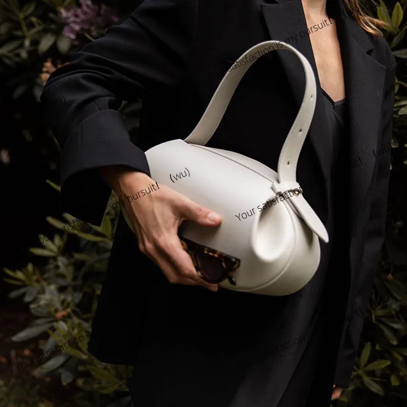 

Niche popular messenger bag. Casual versatile three-dimensional. Women's armpit small circle. Baguette. Hand bag